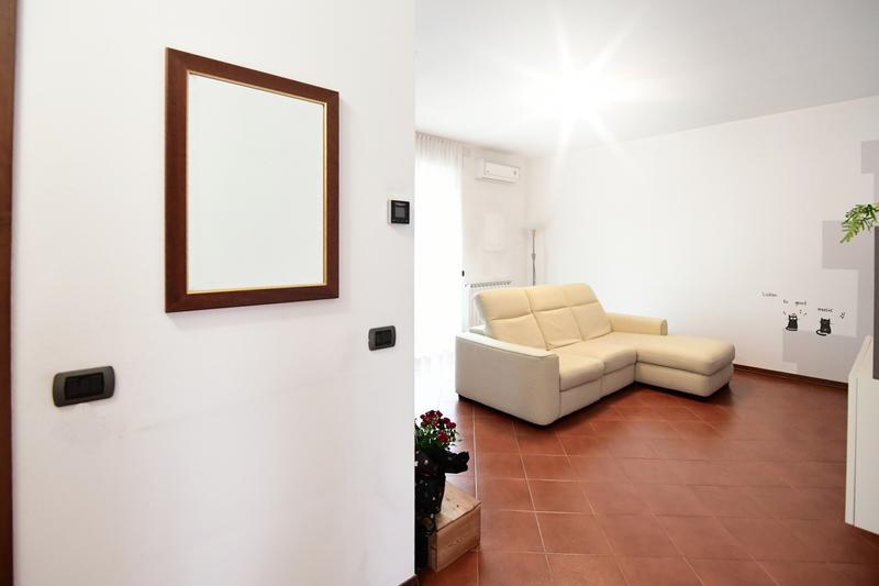 Trilocale luminoso con box e balconi nel cuore di Besozzo